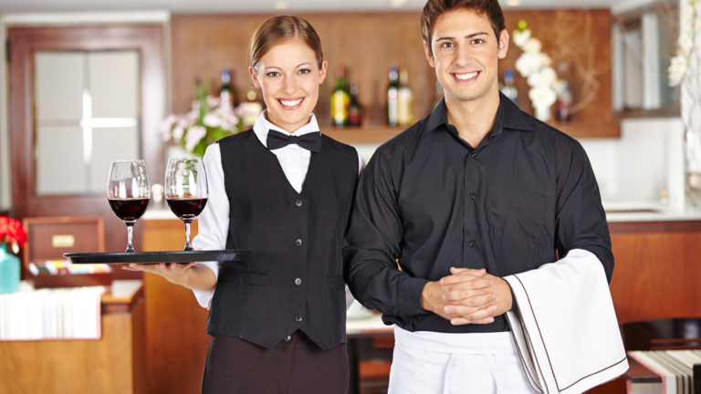 Kellner und Kellnerin im Restaurant