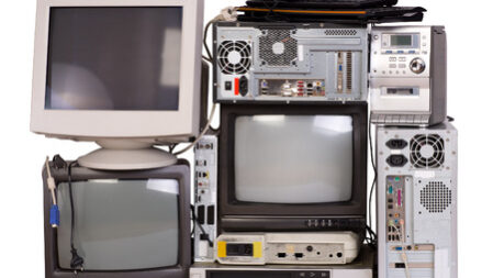 37246567-vecchio-utilizzato-e-apparecchiature-elettroniche-obsolete-isolato-su-bianco