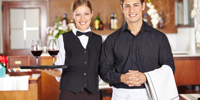 Kellner und Kellnerin im Restaurant