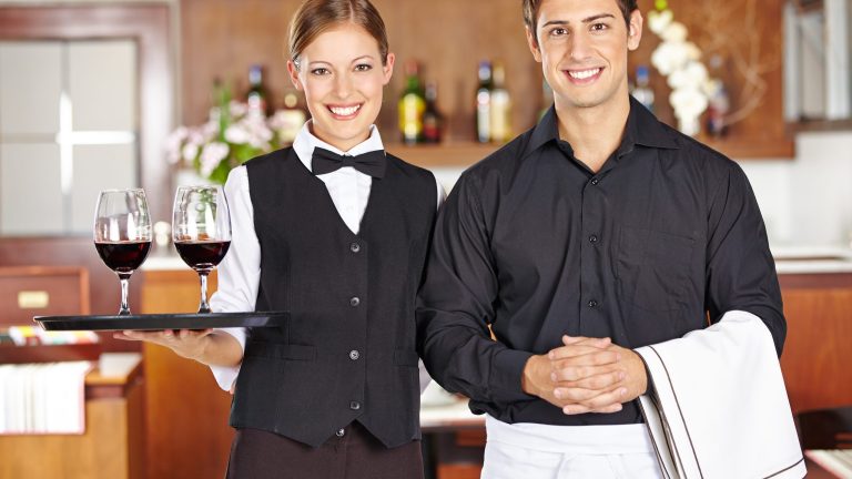 Kellner und Kellnerin im Restaurant